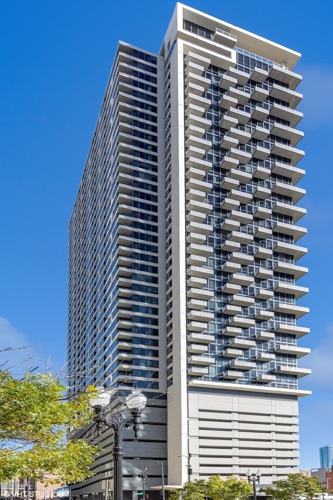 Building Photo - 235 W Van Buren St Unit 4219