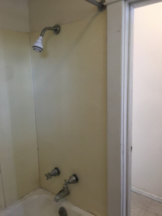 Photo - 1 Bedroom Apartment Downtown - Parking & ALL UTILITIES INCLUDED! Unit C