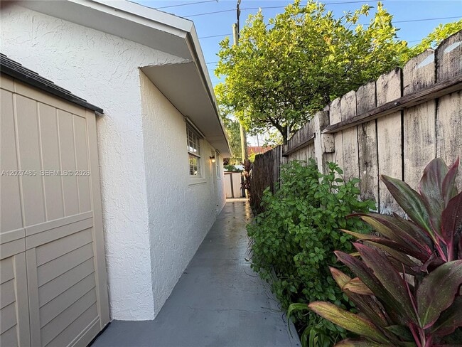 Building Photo - 6753 SW 39th Terrace Unit Rear