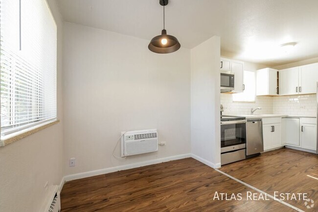 Building Photo - Top Floor 2 Bedroom Apartment Steps from R... Unit 302