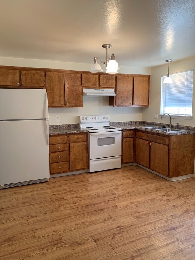 Photo - 2 Bed/1 Bath Duplex With Fenced Yard in Lo...