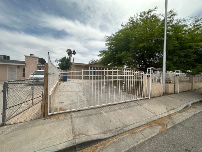 Building Photo - 4 bedroom, no HOA Rental