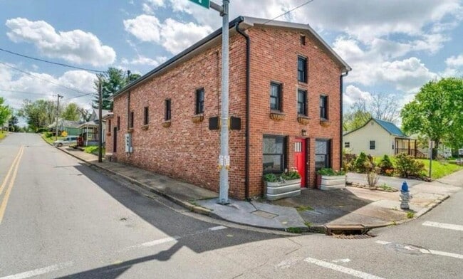401 W Main St