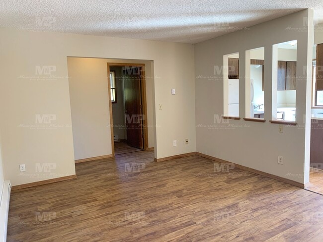 Photo - 531 Strachan Dr