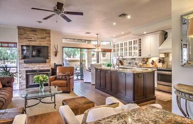 Building Photo - 3 bedroom Townhome Unit 1007