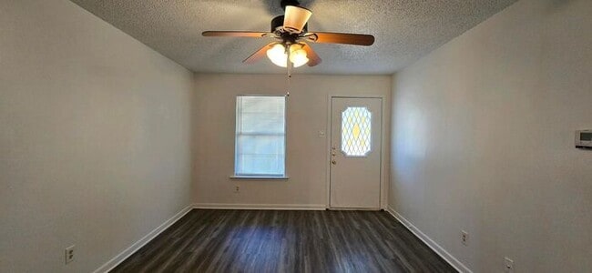 Photo - 2 Bedroom 1 Bath Close to Everything! Long...