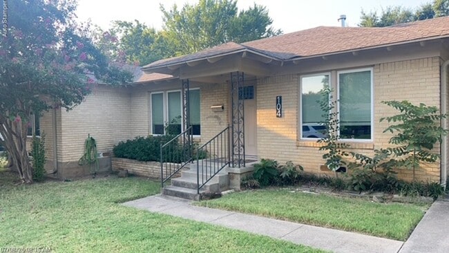 Photo - 104 Varsity Cir