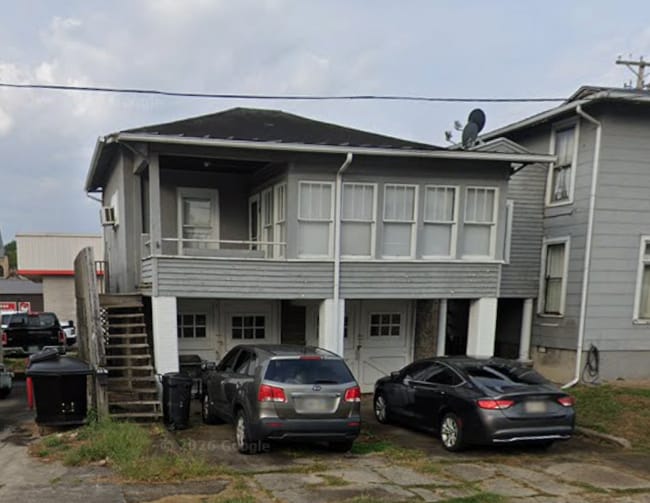 Building Photo - 116 S 7th St Unit Garage Apartment