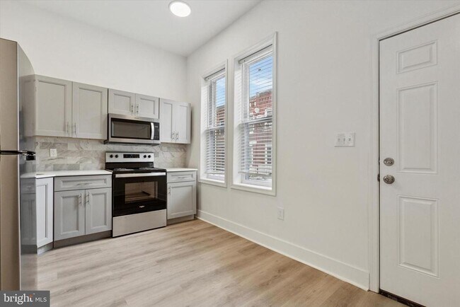 Building Photo - 2250 N Woodstock St Rental