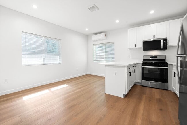 Photo - Newly Remodeled 1 Bed, 1 Bath Apartment in Prime Silver Lake! Unidad #6