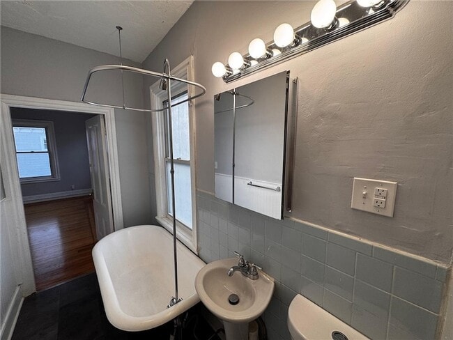 Photo - 72 Courtland St