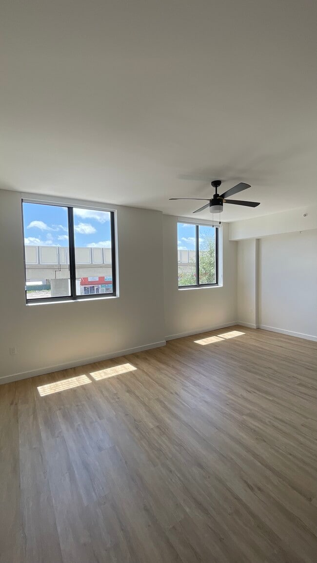 Photo - 910 E 27th St Unidad S1