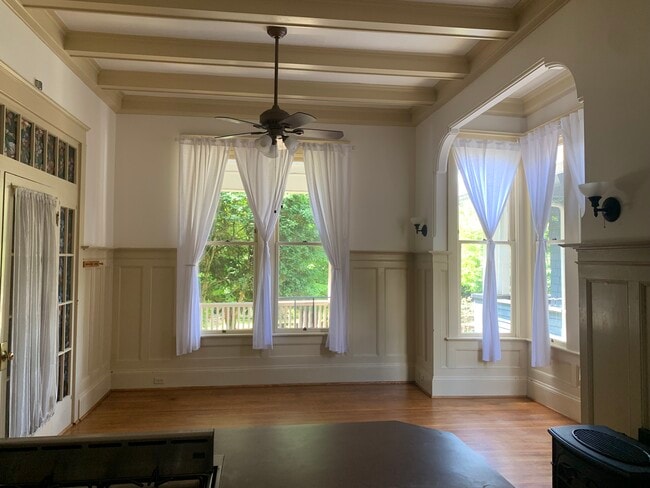 Building Photo - 534 SE 19th Ave Unit Victorian 1br Rental