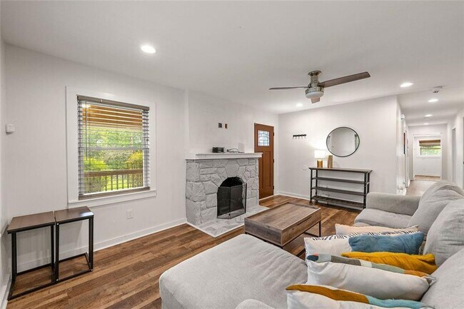 Photo - 323 Anderson Ave NW