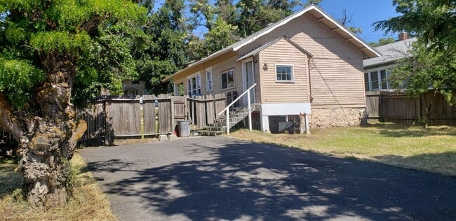 Adorable 3 bedroom 1 bath located in cheney - Adorable 3 bedroom 1 bath located in cheney House
