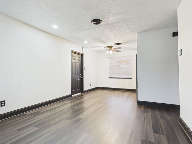 Photo - 619 SW 45th St