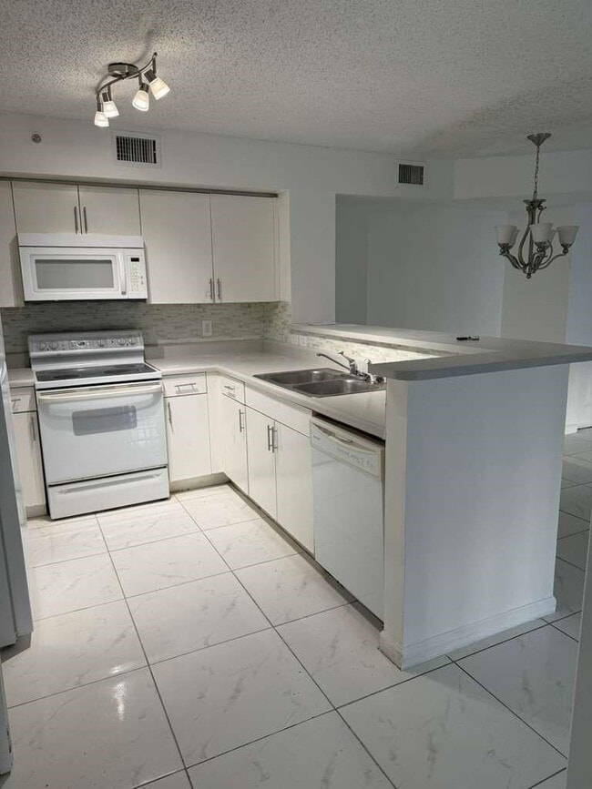 Building Photo - 4856 N State Rd 7 Unit 103