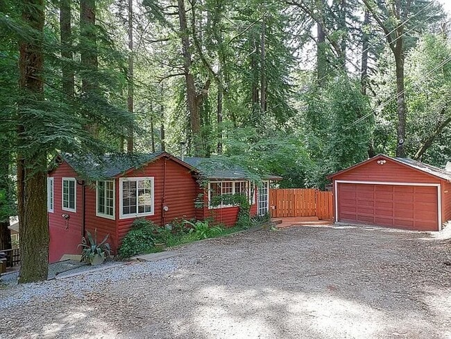 Building Photo - Cozy Mountain Hideaway
