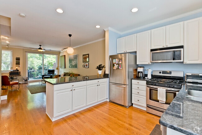 Building Photo - 1827 W Oakdale Ave Rental