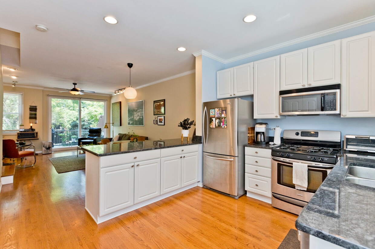 Photo - 1827 W Oakdale Ave (Chicago, IL)