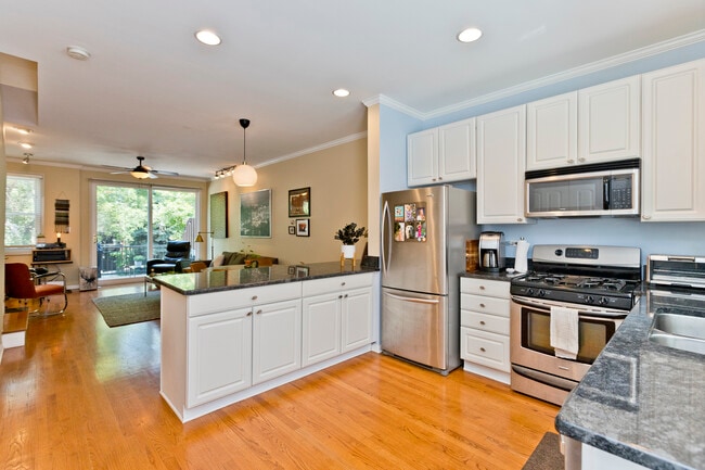 Photo - 1827 W Oakdale Ave Casa Adosada