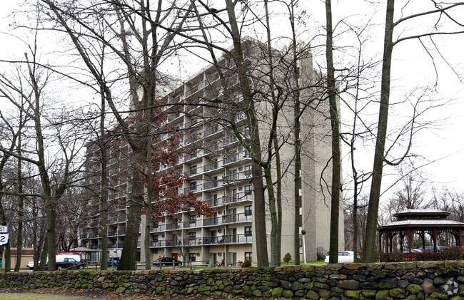 Photo - Saferstein Towers