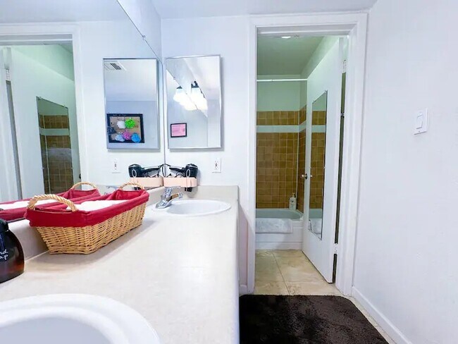 Private bathroom - 1215 E LEMON St Unit Lemon R
