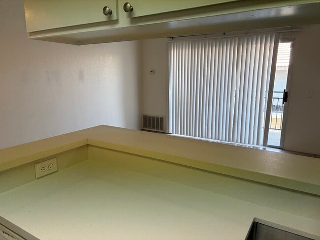 Huge living room room with balcony - 74549 Sagebrush Dr Unit 3