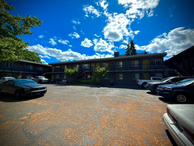 Cathedral Park Outside - Cathedral Park Apartments