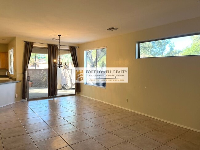 Photo - 3/2.5 2 car garage/washer/dryer/private yard