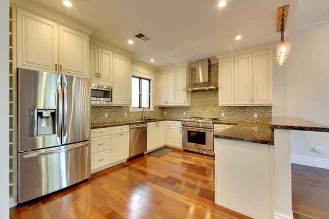 Building Photo - 2045 Hyde St