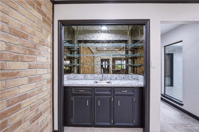 Photo - 21 Toronto Ave