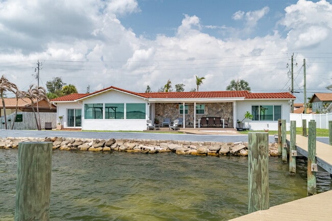 Building Photo - Gorgeous Riverfront 3/2 with dock!!