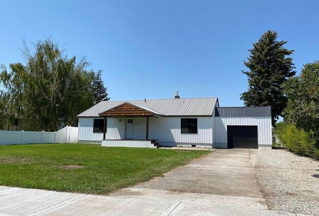 Building Photo - NEWLY REMODELED 3 BED 2 BATH HOME IN REXBURG