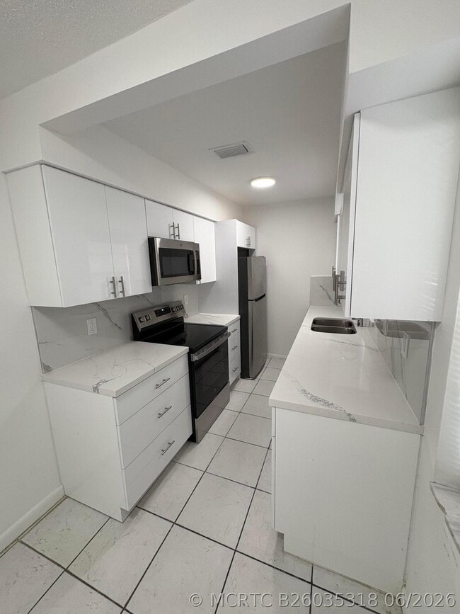 Building Photo - 4031 NW 30th Terrace Unit 1