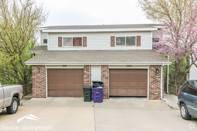 Building Photo - Awesome 4 bedroom duplex located in quite ... Rental