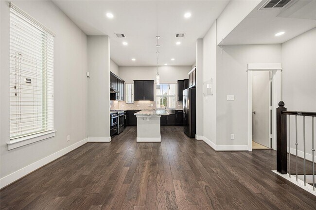 Photo - 707 Schwartz St