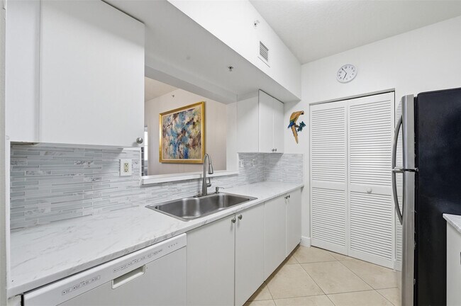 Photo - 3020 NE 32nd Ave Unidad 1103