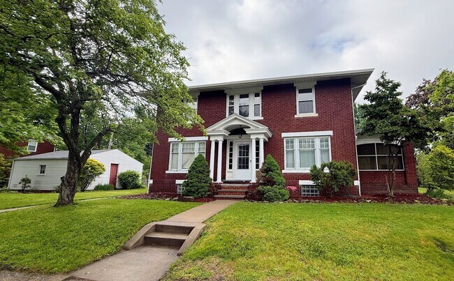 Building Photo - Three bedroom one bathroom home for rent