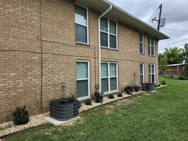 Photo - 306 W Avenue D