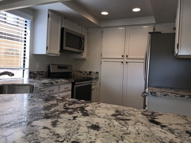 Building Photo - West of Hwy 101 Encinitas!  2bd 2.5 ba end Unit Pacifica