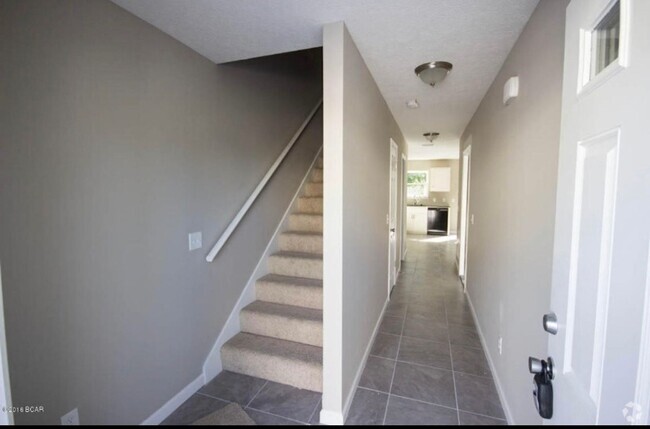 Building Photo - Cute townhome with 3 bd,2.5 bath, with gar...