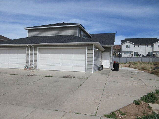 Building Photo - 7 bedroom, 3 bathroom twin home