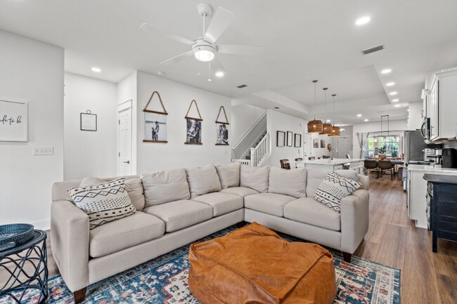 Photo - 1007 W 10th Ct