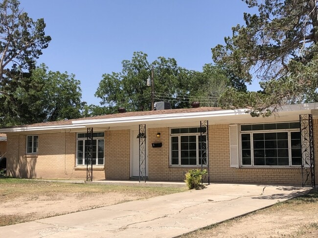 Building Photo - Spacious Home, Pets welcome