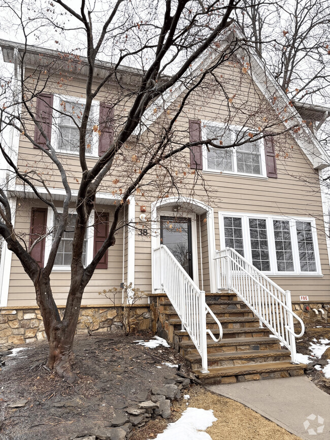 Building Photo - 38 Roseland Ave Rental