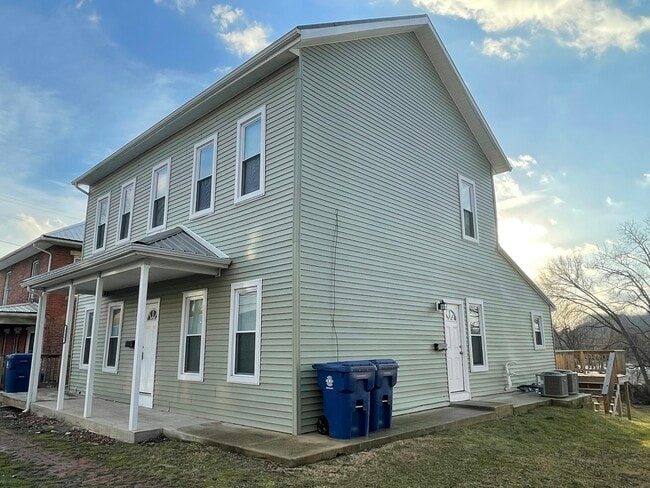 Photo - 225 N 6th St