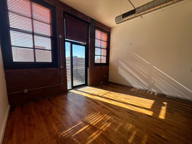 Photo - Large 1 Bedroom Loft with Balcony Available in Downtown St. Louis!