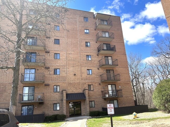 Building Photo - 6040 Lake Bluff Dr Unit 402 Rental