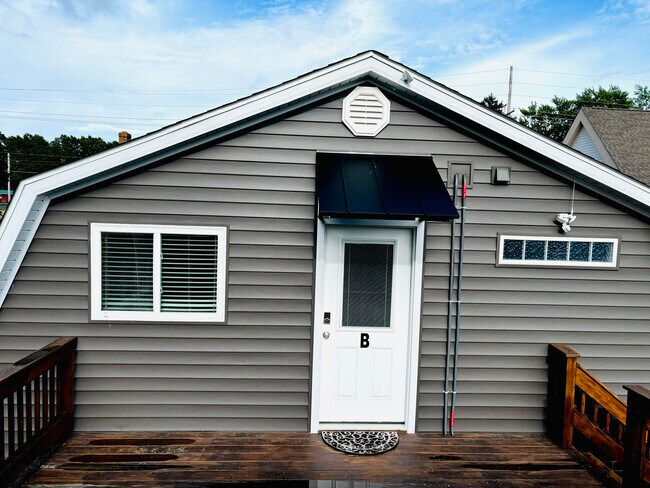 Front entry - 9841 Cleveland Ave NW Unidad B